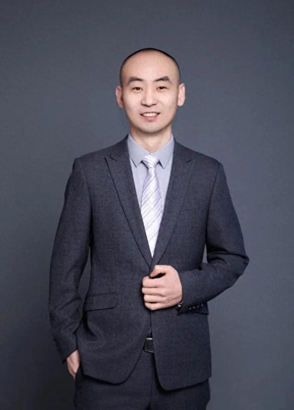 启兴网 两年前中年失业，他进入风口行业，一年卖7.5亿，今年要翻倍